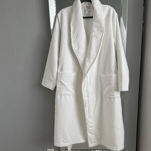 White Shawl Collar Bathrobe. New no tags. Xl petite
